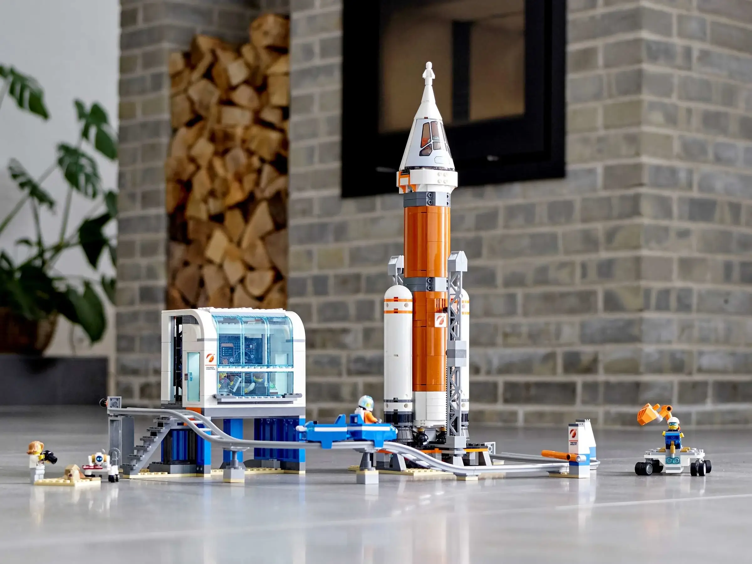 LEGO City 60228 Deep Space Rocket and Launch Control