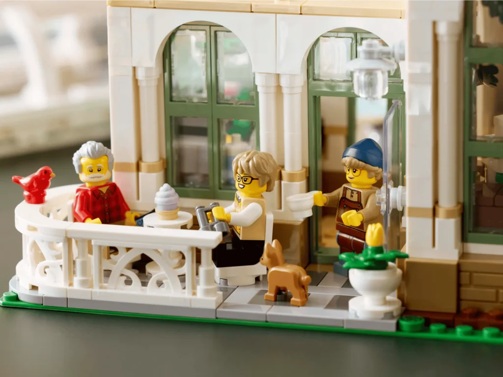 Кафе внутри LEGO Ideas 21353 «Ботанический сад»