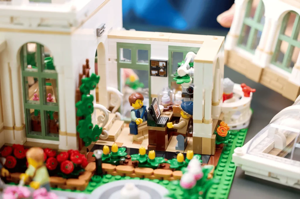 Вход, касса и минифигурки в LEGO Ideas 21353 «Ботанический сад»