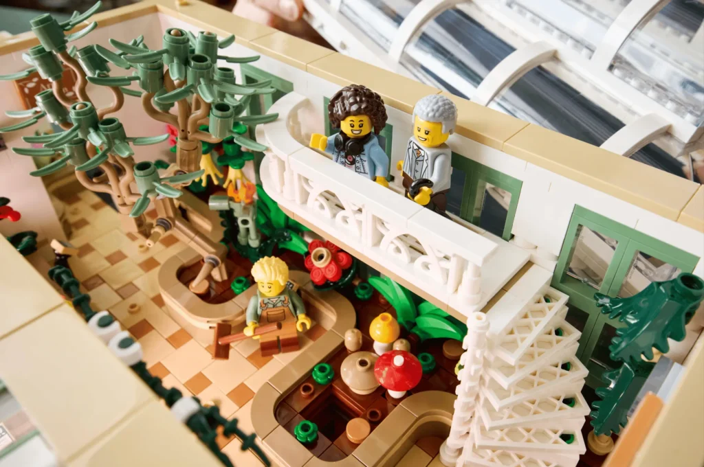 Винтовая лестница в LEGO Ideas 21353 «Ботанический сад»
