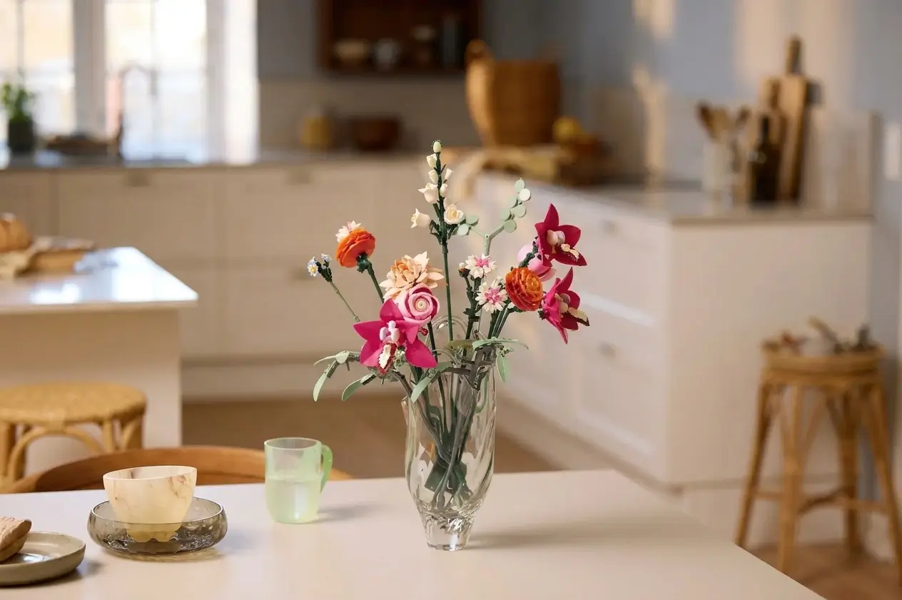 Botanicals Ваза с цветами из Лего на столе